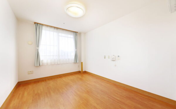 明るい色合いの個室の居室です。