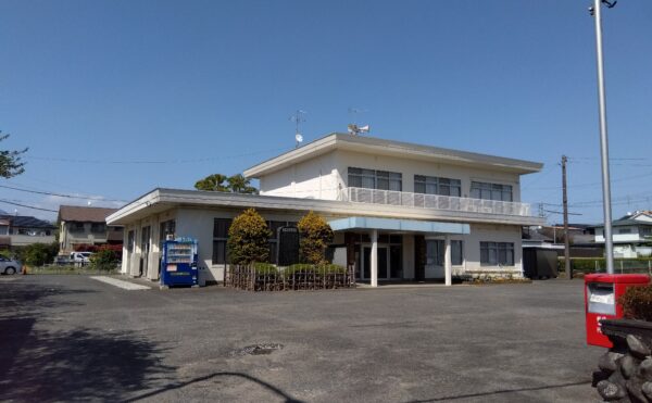 向かいにある池田公民館