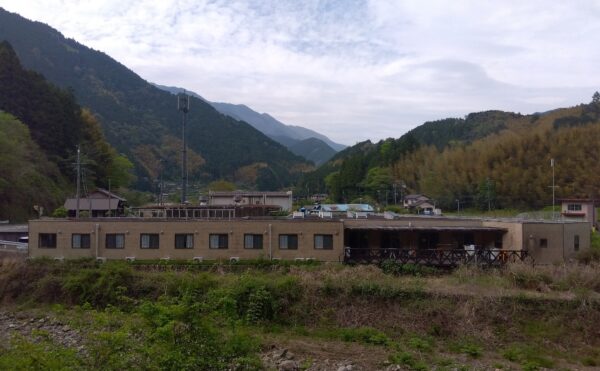 横には興津川が流れています。