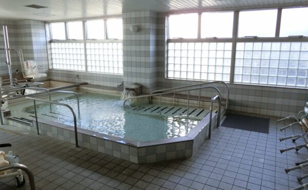 施設のお風呂は温泉です。ゆったりと癒されるバスタイムが楽しめます。