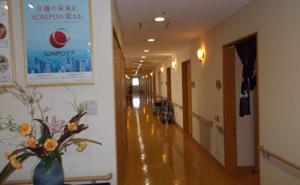 廊下  広い廊下で手すりも設置されていて、一直線に伸びているので安全に歩行することが出来ます。(そんぽの家 東静岡)
