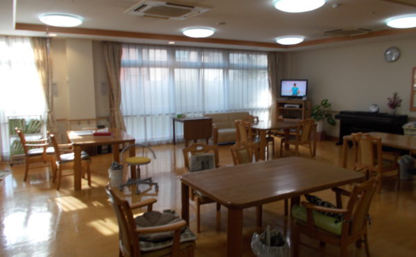 食堂 大きな窓で開放的な空間になっており、毎日、快適に食事を摂ることが出来ます。(そんぽの家 東静岡)