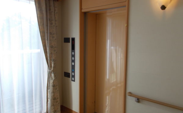 エレベーター 施設内にはエレベーター完備で便利に施設を利用することが出来ます。(そんぽの家 東静岡)