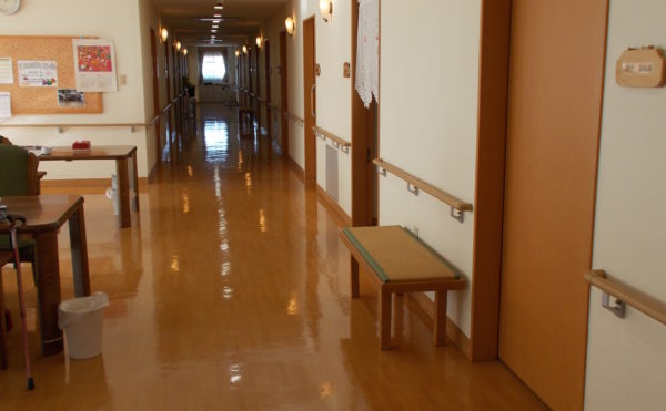 リビングと廊下 ナチュラルな内装で心地よい空間のリビングと広い廊下で安心して利用できます。(そんぽの家 東静岡)