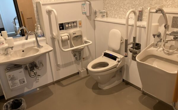 どなたでも利用できる広く多機能なトイレもございます。