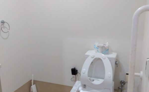 手すり付き広いトイレ