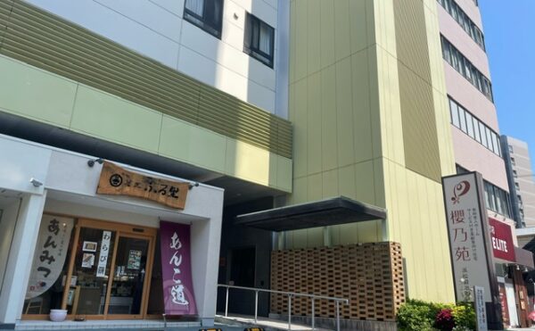 外観①　施設建物は重厚で存在感のある建物となっており、安心して毎日を過ごす事が出来ます。　（櫻乃苑　浜松鍛冶町）