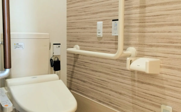 トイレ　バリアフリー設計の引き戸扉で清潔感のあるトイレを利用する事が出来ます。