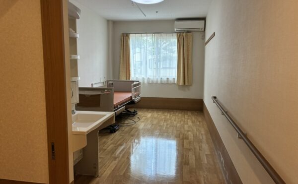 カーテン・ベッドのついたお部屋です。