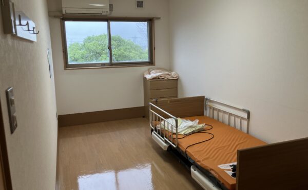 お部屋には介護ベッドが付いています。