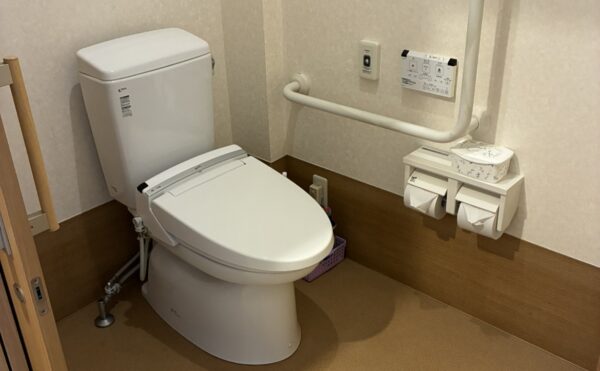手すりのついた広いトイレ