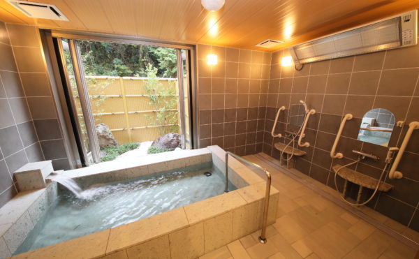 中浴①　開放的な大浴場で外のお庭を入浴しながら眺められる素敵な空間になります。（有料老人ホームペリデアネックス）