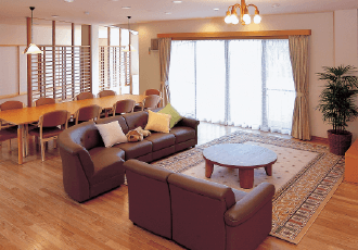 居間　大きな窓が配置されていて広くて明るい居間には大きなソファーが設置されています。（グループホームきらら浜松）