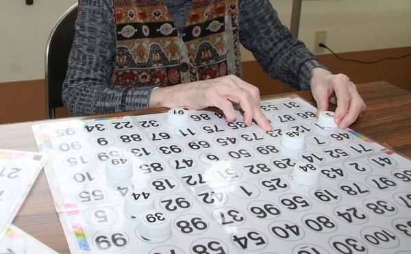 数字のゲーム盤　100までの数字を同じ数字の場所に並べていくボードゲームになります。（グループホームやわら）
