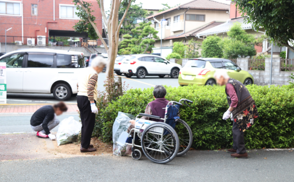 敷地内清掃　車いすの高齢者も一緒に入居者で出来る範囲の敷地内清掃をしています。（グループホームやわら）