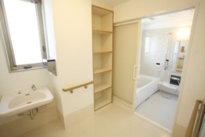 アイケアおおるり上島の浴室・洗面スペースです。清潔感のある浴室と洗面スペースで快適に利用する事が出来ます。