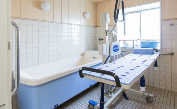 機械浴槽　施設内に機械浴槽を配置して、入居者の介護状態に合わせてご利用することが出来ます。（そんぽの家 浜松高丘）