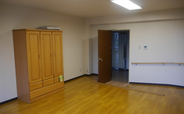 個室B　出入り口にはスロープと手すりが設置されていて安心して個室への出入りが出来ます。（あい湖）