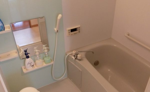 浴室　清潔感のある浴室で、手すりなど安心して快適に利用する事が出来ます。（サービス付き高齢者向け住宅らくじゅ沼津足高館）