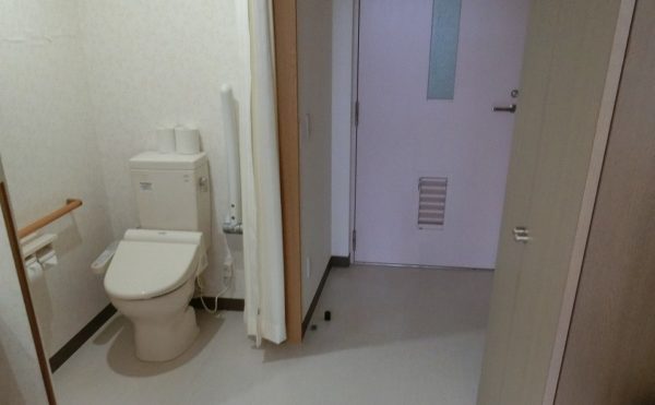 単身用トイレ　居室内に一体スペースとしてトイレがあり、ドアレスで車イスの方も利用しやすい設計になっています。（はな道）
