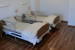 二人部屋の居室です。ミディアムの内装の清潔感のある部屋にベッドが2台設置されています。（スカイテラス伊東）