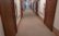 広い廊下　　広い廊下には、随所に手すりを設置して安心して移動・歩行出来る様になっています。（アレンジメントケア裾野）