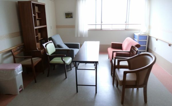 静岡県駿東郡の住宅型有料老人ホーム「シフティーン長泉」では介護職員は24時間常駐しており、夜間の介護対応も可能な安心な施設です。