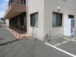 玄関スロープ　エントランス玄関はスロープで、手すりを配置してバリアフリーになっています　（ふるさとホーム沼津片浜）