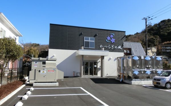 静岡県伊豆の国市の住宅型有料老人ホーム かつらぎの風は2018年11月にオープンした新しい施設で、完全個室になっています。また、日常生活動作が低下しないよう必要な部分のみ介護サービスを提供するなど工夫しています。

