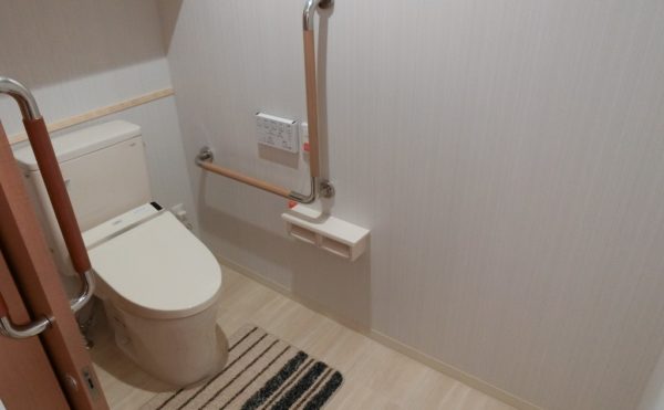 スペースが広いトイレ　清潔感があり、広いトイレ空間です。L型手すりも設置されて安心して利用できます。（ミモザ熱海湯庵）