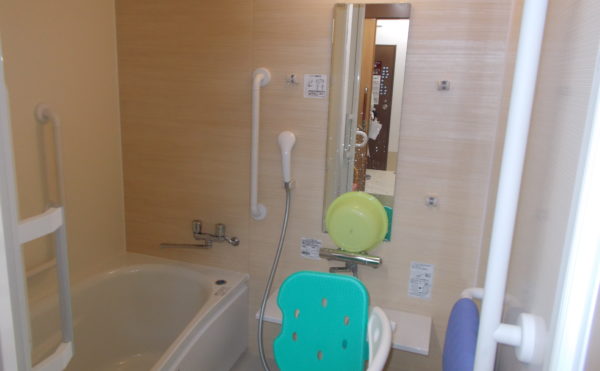 共有の浴室　浴室は清潔感があり、バリアフリー設計で手すりも適所に配置されています。（ココファン静岡大和）