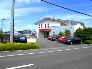 静岡市駿河区にある介護付有料老人ホームのプレミアムハートライフ小鹿公園前です。