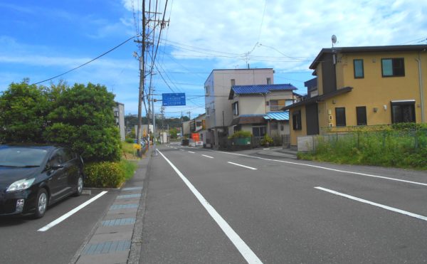 前面道路①　施設の前の道路は2車線あり、施設への行き来も不便がありません。（プレミアムハートライフ小鹿公園前）