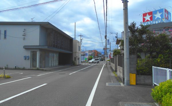 前面道路②　施設周辺には商業施設も点在し、便利な環境となっています。（プレミアムハートライフ小鹿公園前）