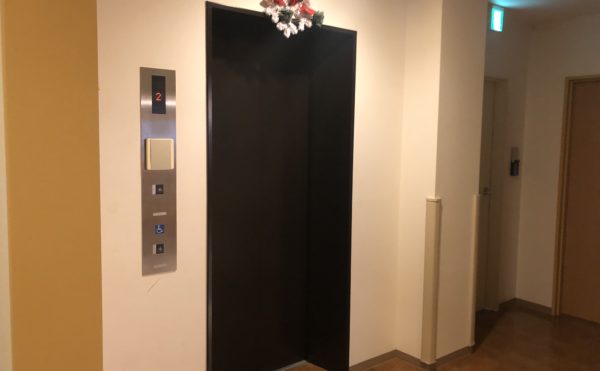 共有エレベーター　建物内にエレベーターが配置され、移動するのに便利になっています。（介護付有料老人ホーム まはえ）