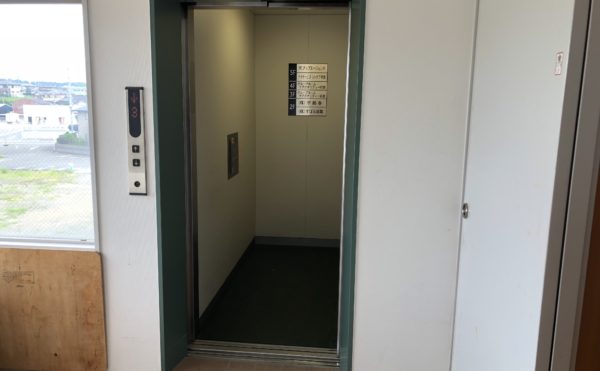 玄関エレベーター　施設建物の3・4階フロアに玄関エレベーターで移動します。（グループホームケアクオリティ初倉）