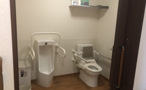 共有トイレ　広めのトイレスペースには、適所に手すりが配置されていて安心です。（グループホームケアクオリティ和音）