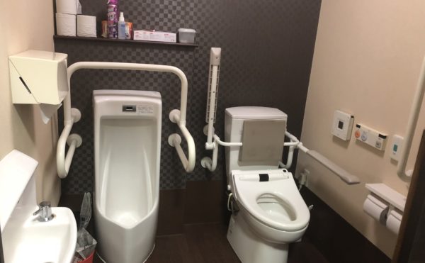 共有トイレ　広めのトイレスペースには、適所に手すりが配置されていて安心です。（グループホームケアクオリティ ゆとりあ）