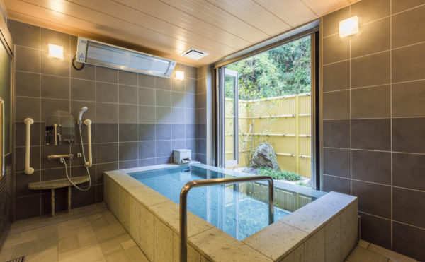 中浴②　手すりを適所に配置した入浴する人に配慮した開放的な大浴場になります。（有料老人ホームペリデアネックス）