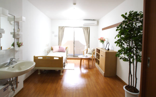 静岡県浜松市の住宅型有料老人ホーム「ベストライフ浜松和合」は、看護師が24時間常駐しているため、医療行為など緊急時の対応もスムーズで安心して暮らすことが出来る施設です。 