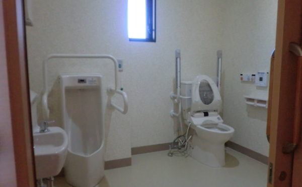 施設内トイレ　清潔感ある空間で手すりを配置し安心して利用する事が出来ます。（グループホーム ケアクオリティ 和みの詩）