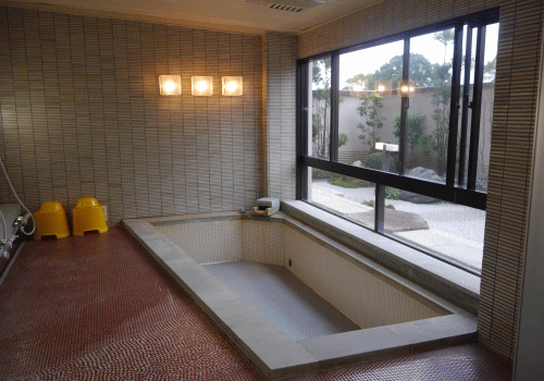 浴室　綺麗に整った中庭を景観として楽しくむことが出来る大浴場です。楽しく利用する事が出来ます。（あい湖）