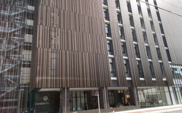 外観②　8階建てのシャープで洗練された建物は周囲に存在感のある建物になっています。（リヤンドファミーユ）