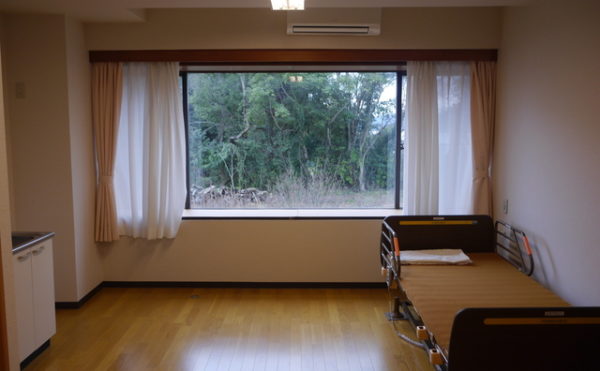 個室A　壁から壁までいっぱいに配置された大きな窓が開放的で毎日を楽しく過ごす事が出来ます。（あい湖）