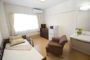 アイケアおおるり上島の居室写真です。大きな窓が設置されていて開放感のある居室になっています。