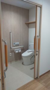 ココファン浜松成子の居室に併設するトイレは、スライド式のドアと広々としたスペースで車椅子の方が使いやすい作りとなっています。スタッフの呼び出しのベルもついているなど、万が一なにかあったとしてもスタッフが駆けつけれるようになっているので安心です。