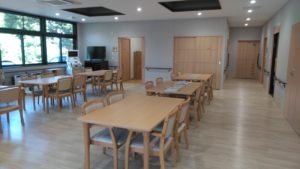 ココファン浜松成子の食堂は席ごとの距離が広く取られて、車椅子の方でも移動がしやすいように配慮されたつくりとなっています。