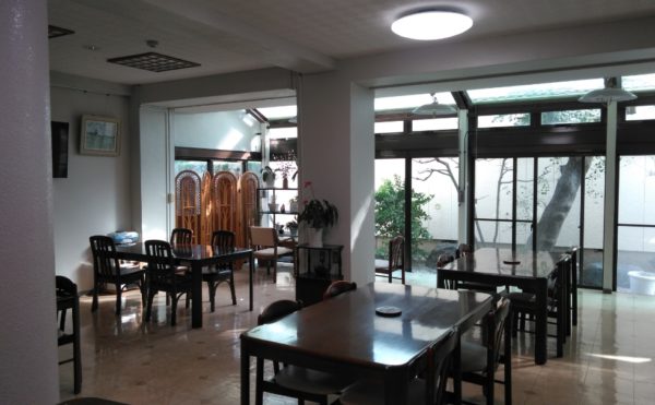 フルオブライフ砂丘の食堂は広々としていて、窓も大きいので明るい空間でお食事をとることができます。
