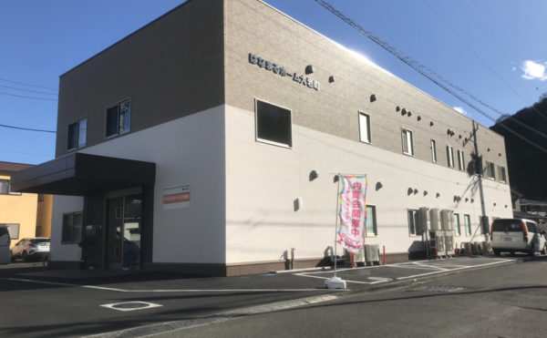 静岡市葵区のグループホーム「はなまるホーム大岩町」は2020年4月1日オープンの施設で、2階建て、2ユニット定員18名の新築の施設。ネーミングは「はなまるの笑顔を探したい！」からだそうです。