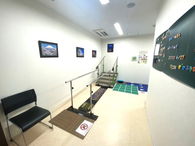 「ロングライフ・クイーンズ静岡呉服町」の職員さん手作りの運動スペース。両側に手すりがあり、安心して歩行訓練ができ室内で気軽に運動不足を解消できます。